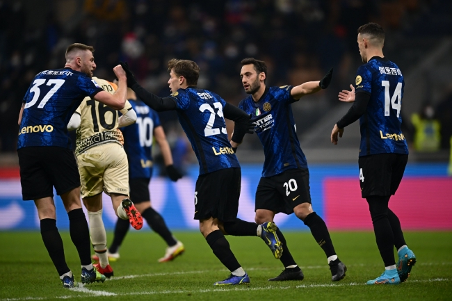 曼联、利物浦近五轮各1胜，英超积分榜曼联积22分，领先利物浦。（英超近五轮曼联与利物浦各仅一胜，曼联22分暂压利物浦）