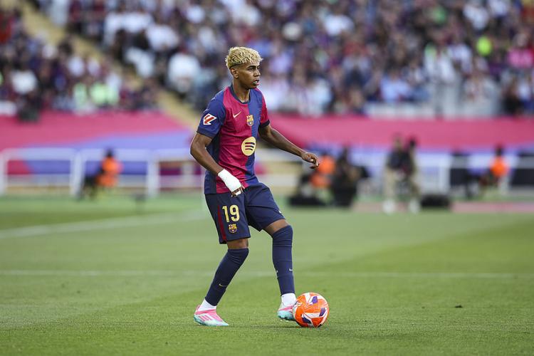 马菲奥向镜头做5比2手势 嘲讽皇马5比2不敌巴萨（马菲奥对镜比出5-2手势，讥讽皇马5-2不敌巴萨）