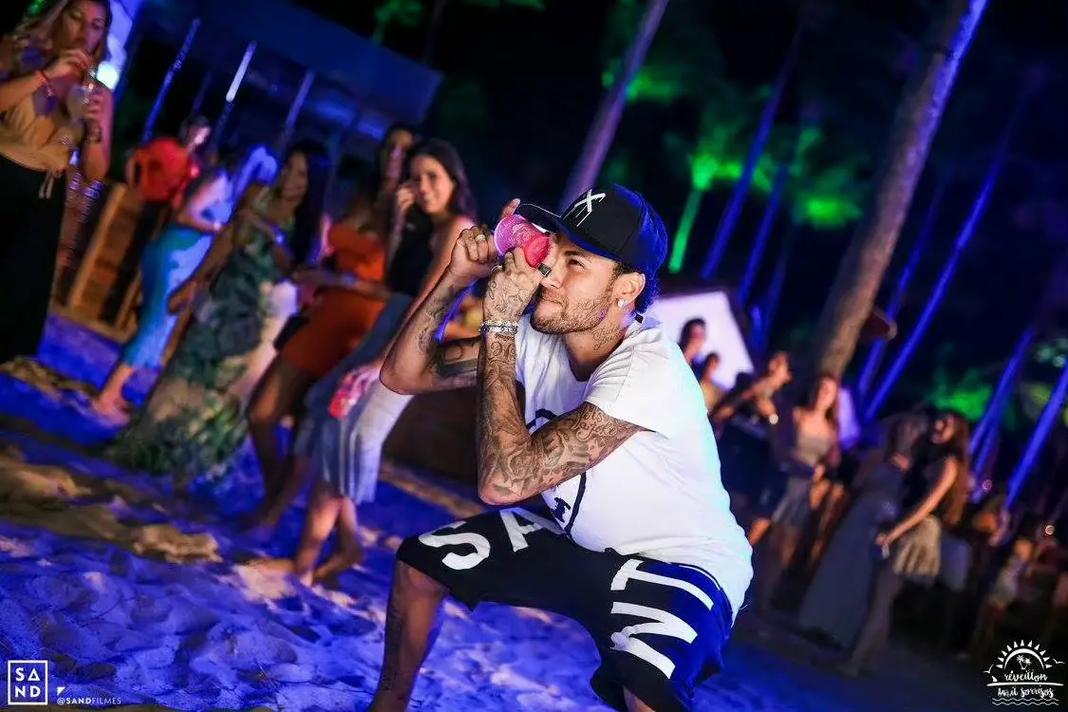 乌姆蒂蒂回忆巴萨6-1巴黎：恩里克赛前就说能灌他们6个（乌姆蒂蒂谈巴萨6比1逆转巴黎：恩里克赛前已预测能进六球）