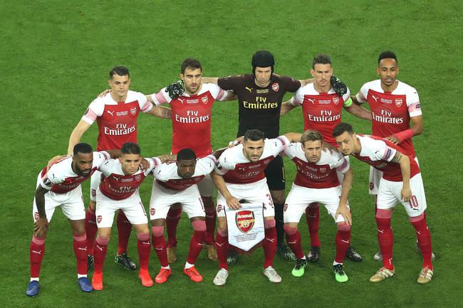 铁人引进迪力穆拉提!申花续约吴曦，超级杯国安海港决战南京奥体（迪力穆拉提加盟铁人，申花续约吴曦；超级杯国安对决海港于南京奥体）