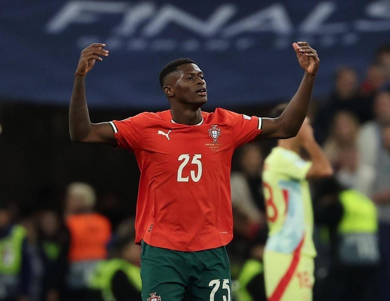 阿媒：埃切韦里想冬窗租回河床，但曼城希望再次租给欧洲球队