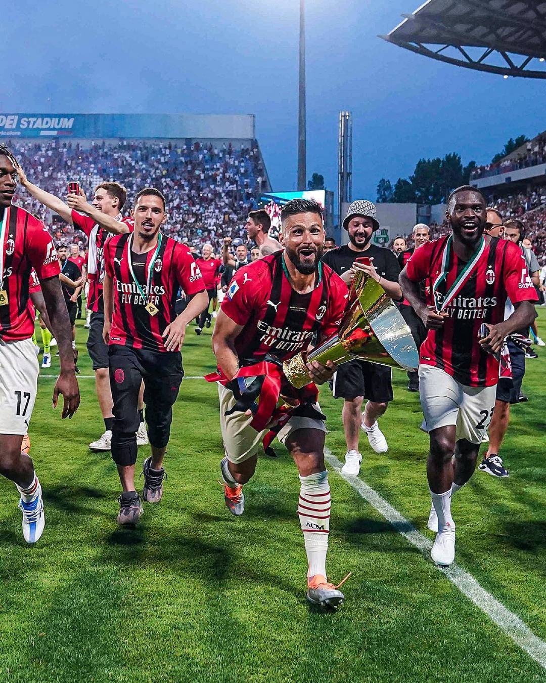 南安普顿不敌普雷斯顿后，后卫内森-伍德与本队球迷发生口角