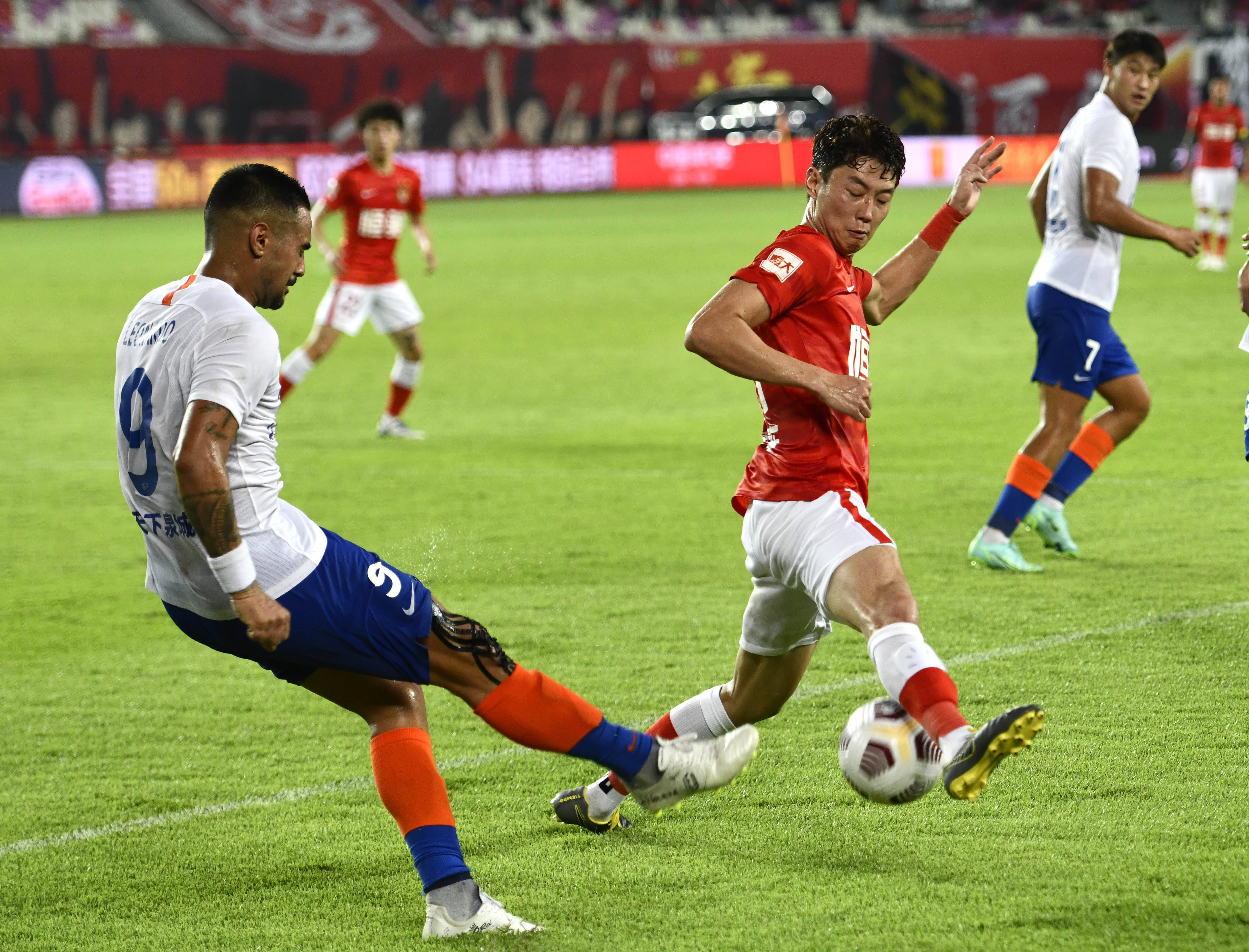 詹姆斯背后传球制造得分机会